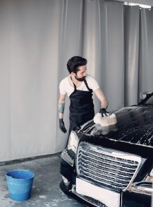 Автомойка в Казани: Какой тип мойки выбрать — самообслуживание или профессиональную?